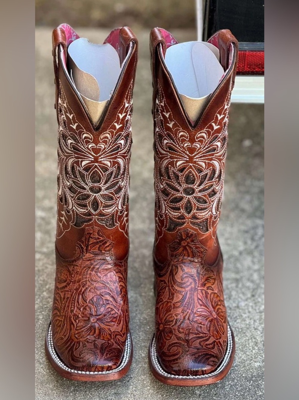 Rock’em Women's Brown Embroidered w/ bronze glitter inlay tooled boot.
Western - Picture 4 of 5